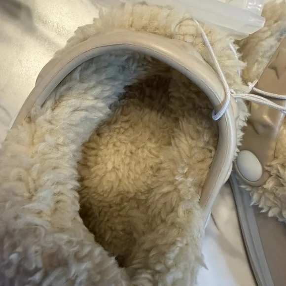 Crocs style tan color Kids slippers Shoes. SIZE 6. NEW WITH TAGS - Picture 4 of 5